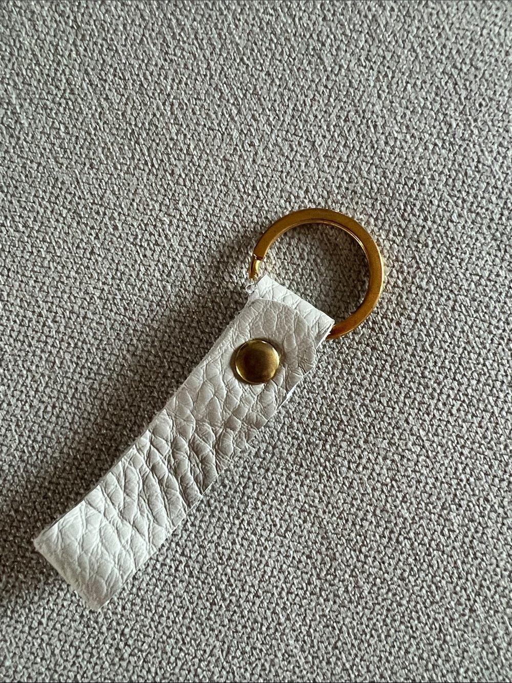 Richard Bruin's Handmade Genuine Leather Keychain in Ivory